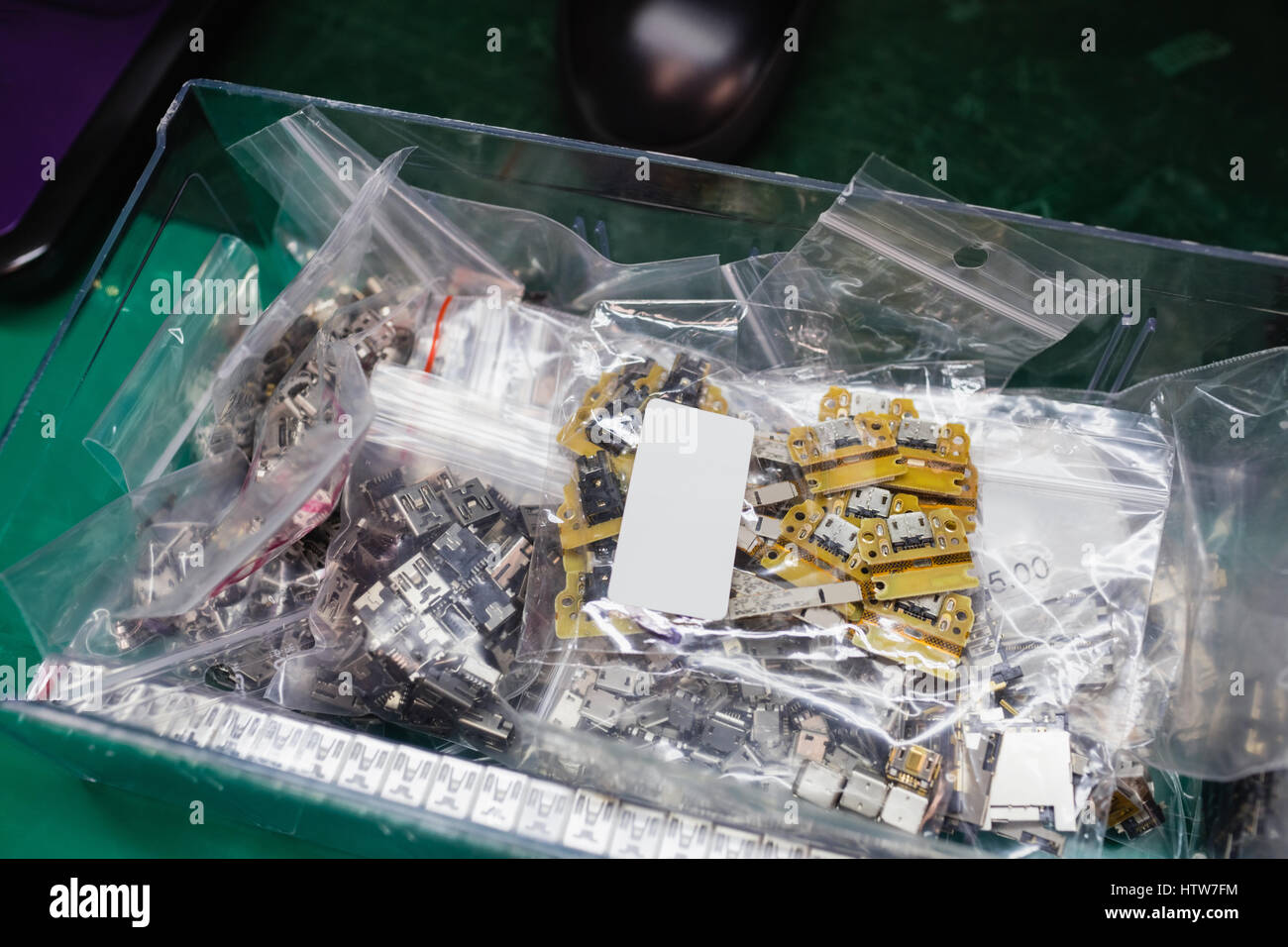 Verschiedenen elektronischen Komponenten in Kisten Stockfoto