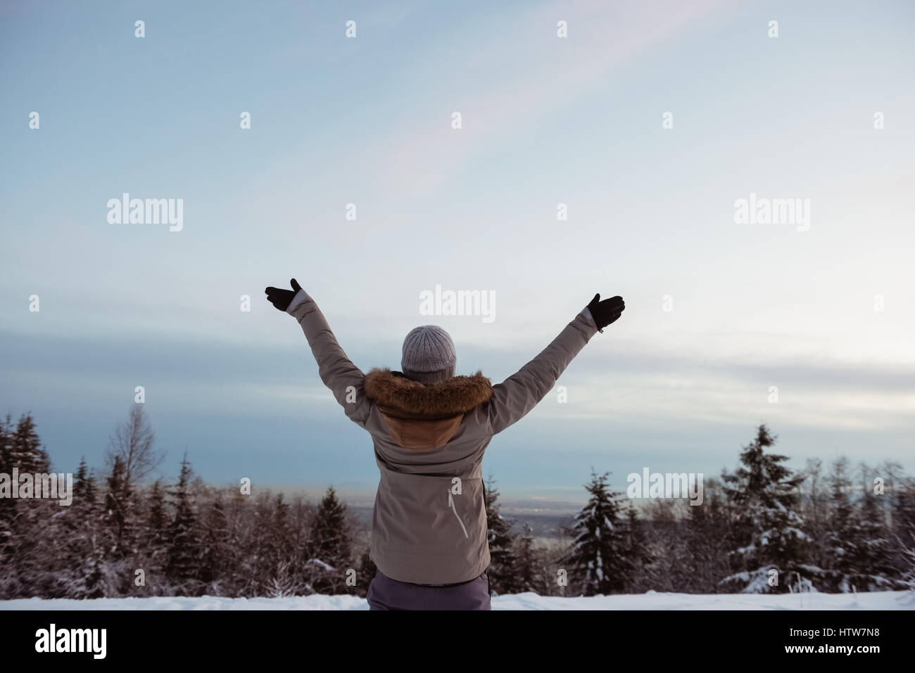 Frau mit ihre Arme weit offen Stockfoto