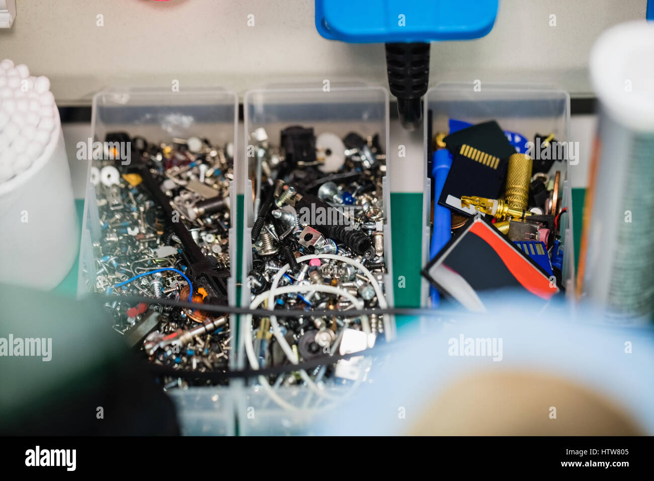 Verschiedenen elektronischen Komponenten in Kisten Stockfoto