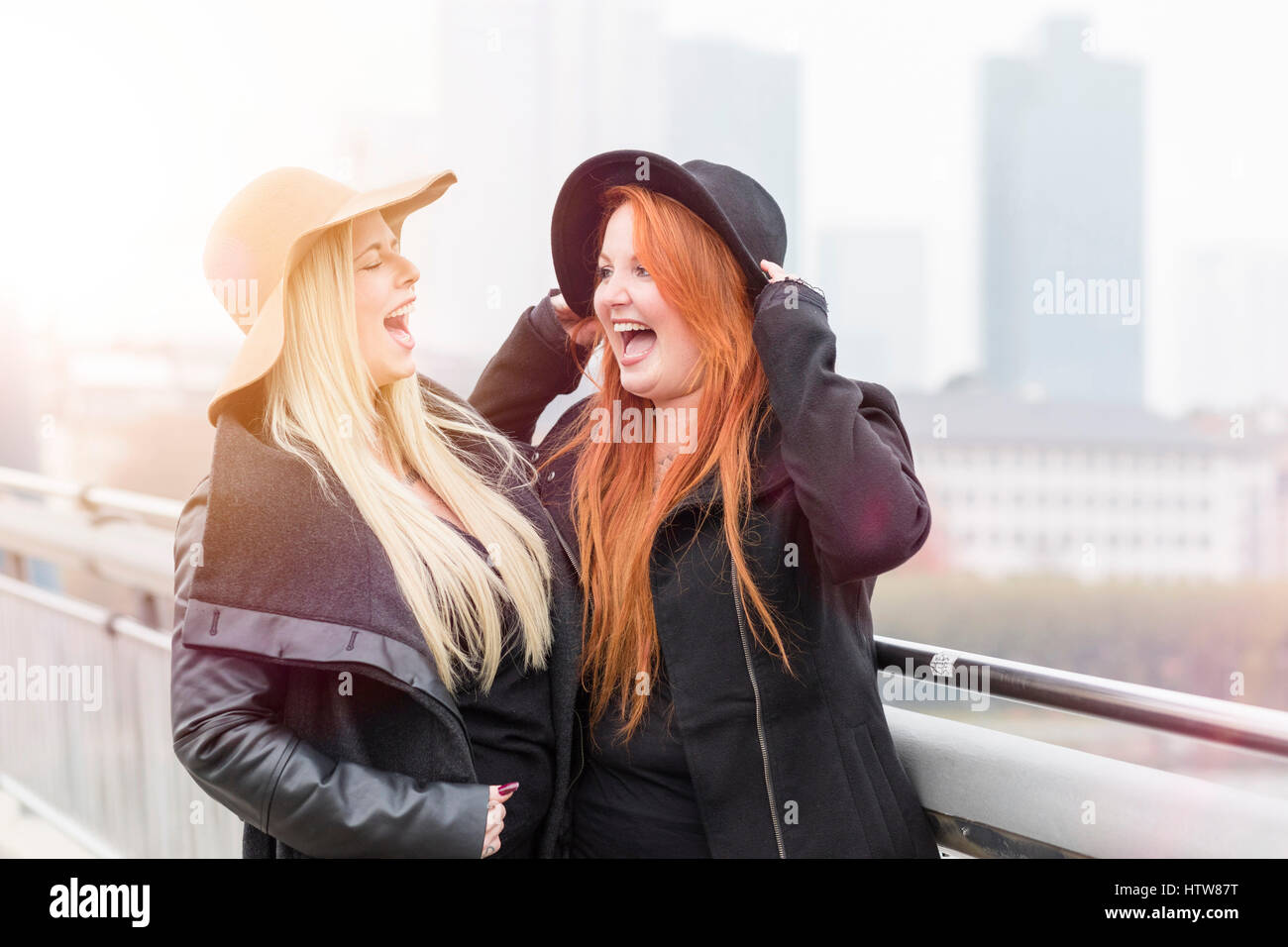 Freunde lachen zusammen auf einer Brücke Stockfoto