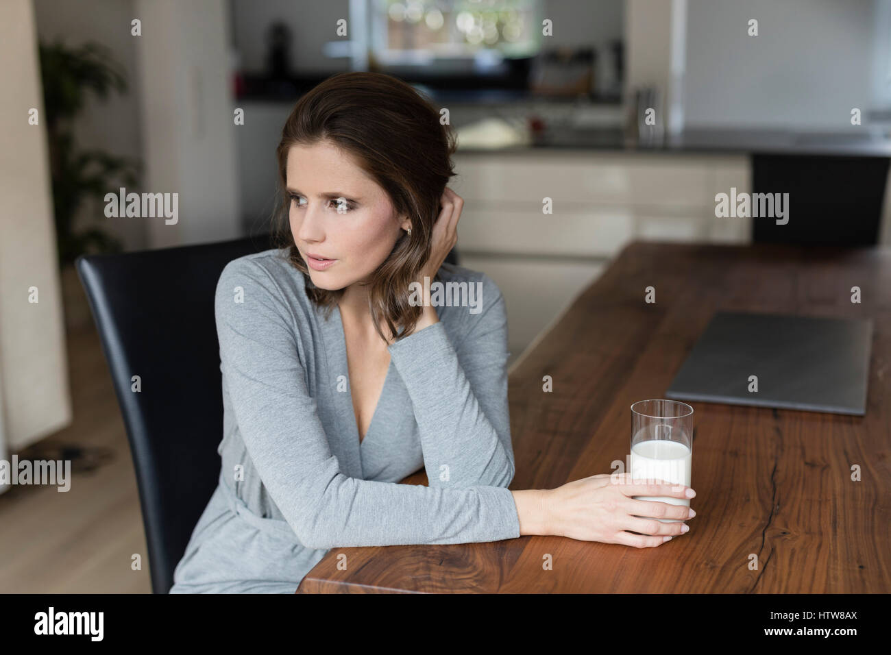 Junge Frau sitzt am Tisch im Speisesaal Stockfoto