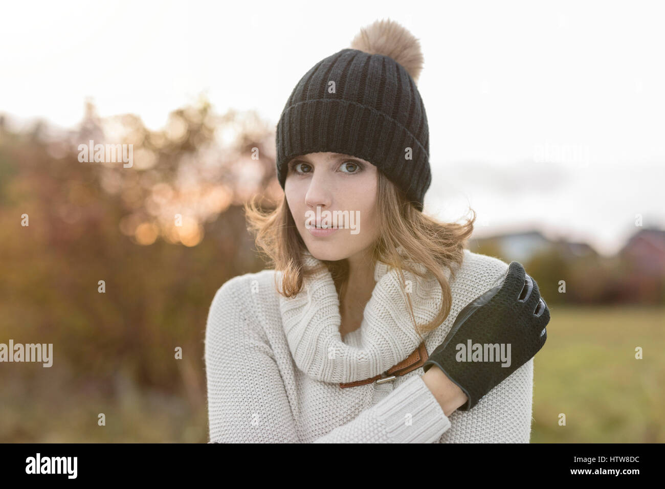 Junge Frau mit Kappe Stockfoto