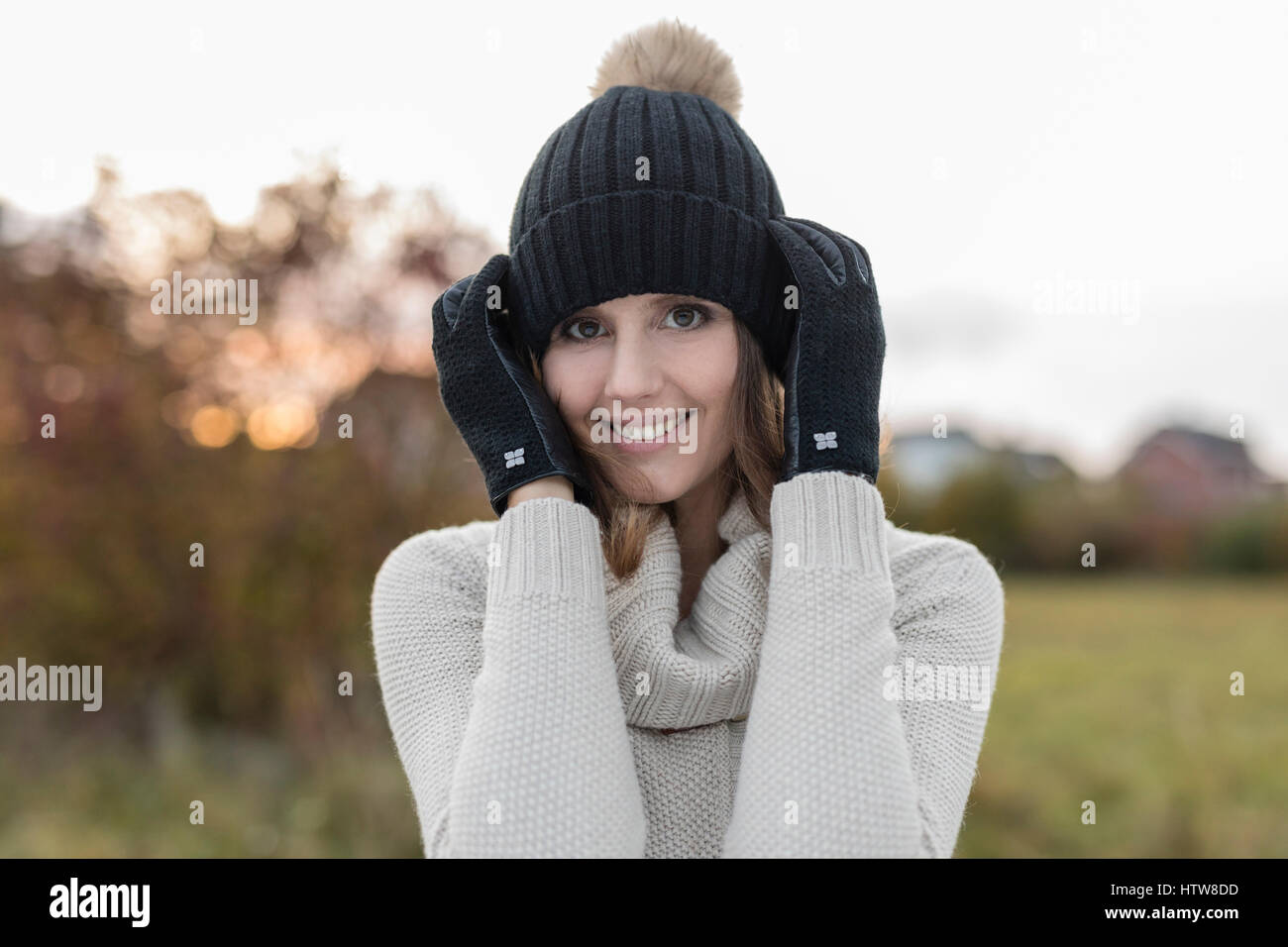 Junge Frau mit Kappe Stockfoto