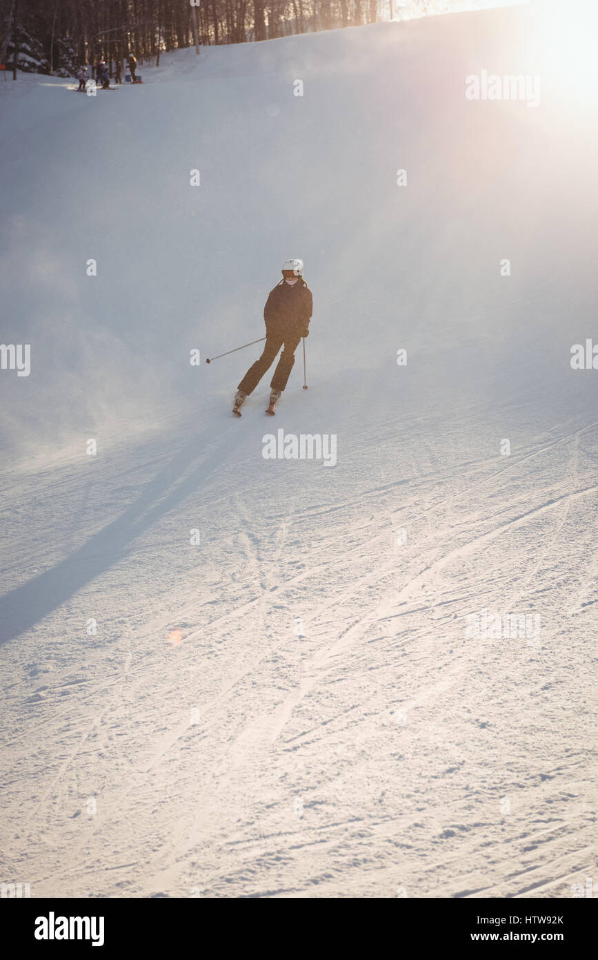 Skifahren am Berghang Skifahrer Stockfoto