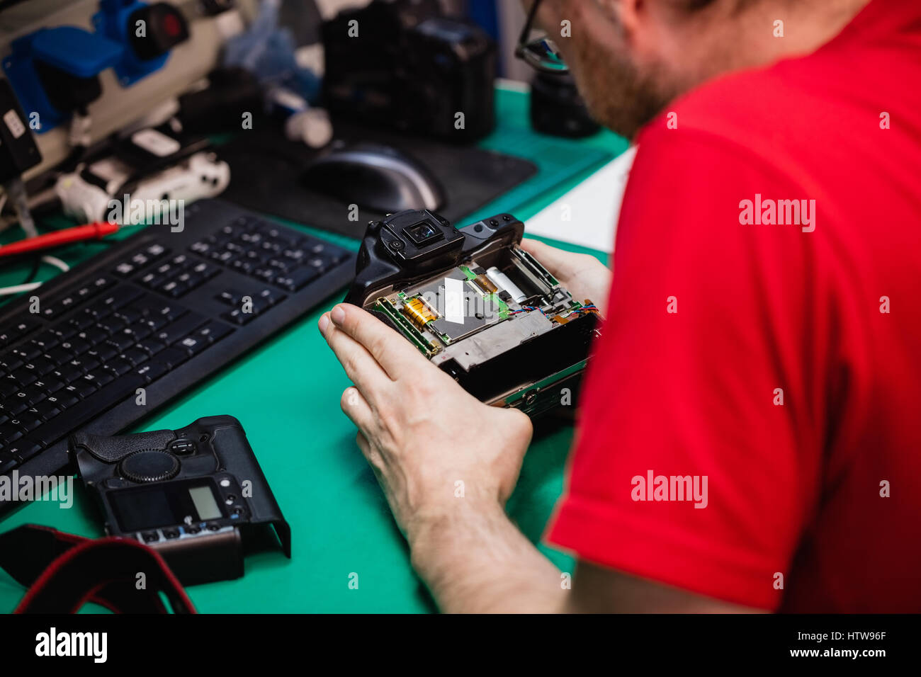 Reparatur Digitalkamera Mann Stockfoto