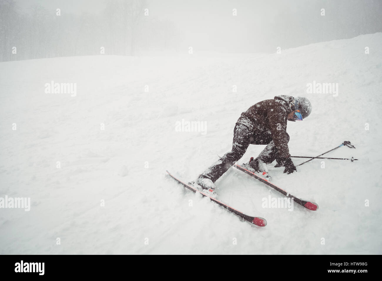 Ski Scheitern eines Mannes Stockfoto