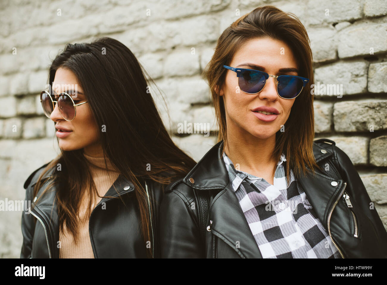 Zwei hübsche junge Frauen mit Sonnenbrille im freien Stockfoto