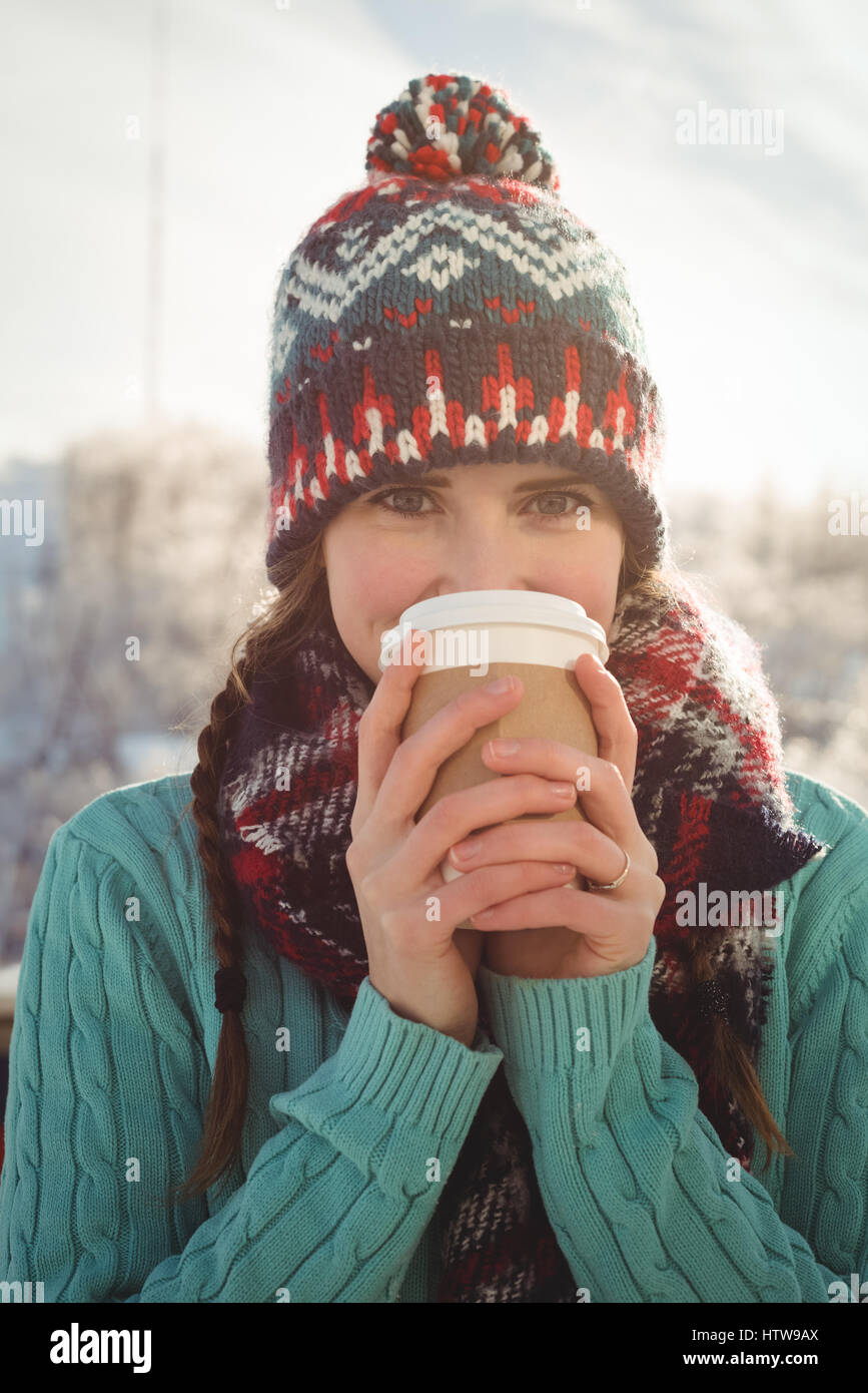 Frau in Winterkleidung Kaffeetrinken Stockfoto
