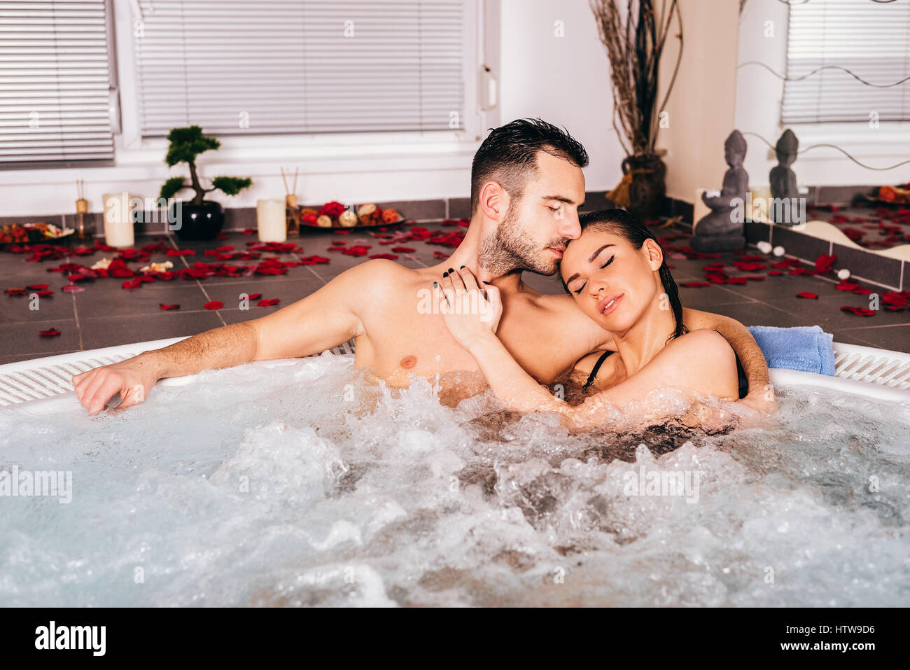 Junges Paar Macht Liebe Im Whirlpool Junges Paar Macht Liebe Im Whirlpool