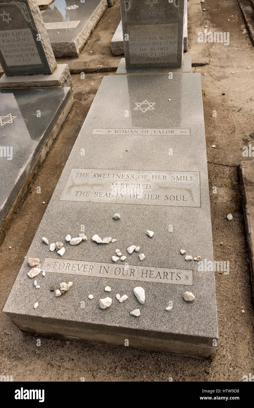 Grabstein-Epitaph für eine Geliebte Frau. Steinen werden von den Besuchern bei einem jüdischen Grab gelassen. Stockfoto