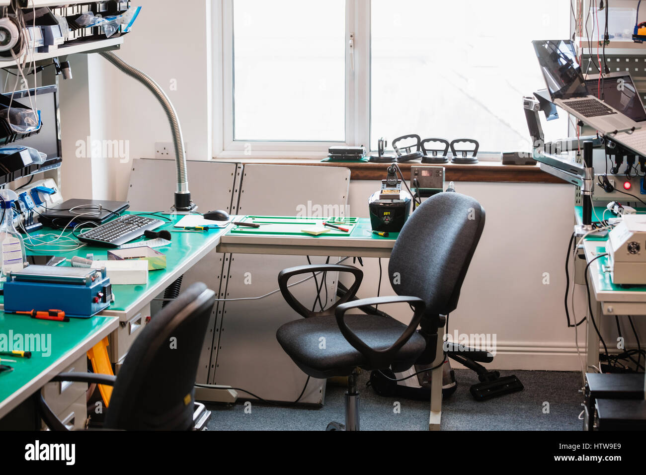 Innenraum eines elektronischen Service-Zentrums Stockfoto