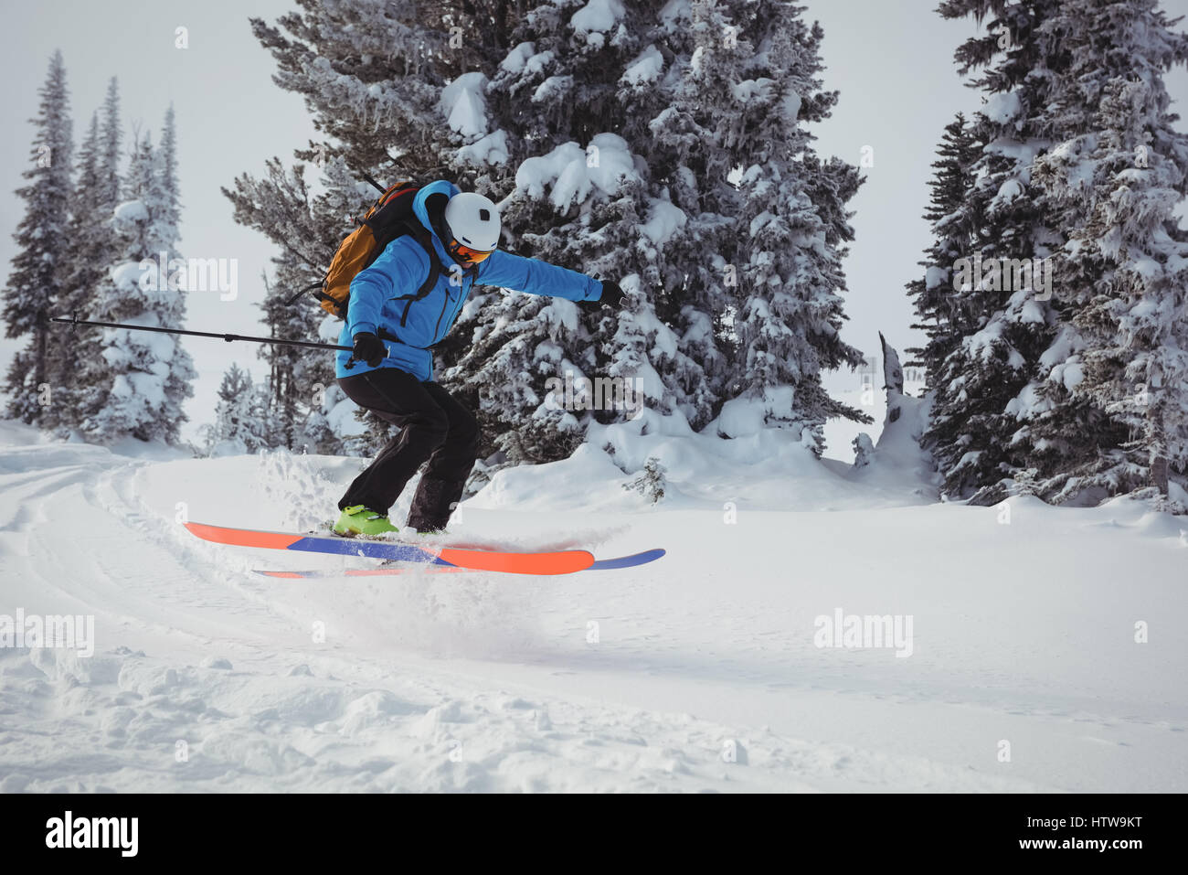 Skifahrer auf verschneiten Bergen Skifahren Stockfoto Skifahrer auf verschneiten Bergen Skifahren Stockfoto