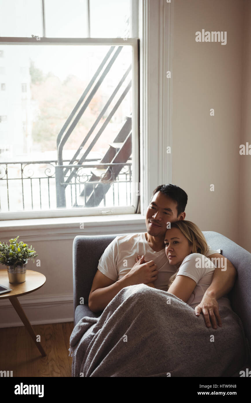 Romantisch Zu Zweit Entspannen Auf Dem Sofa Im Wohnzimmer Stockfotografie Alamy