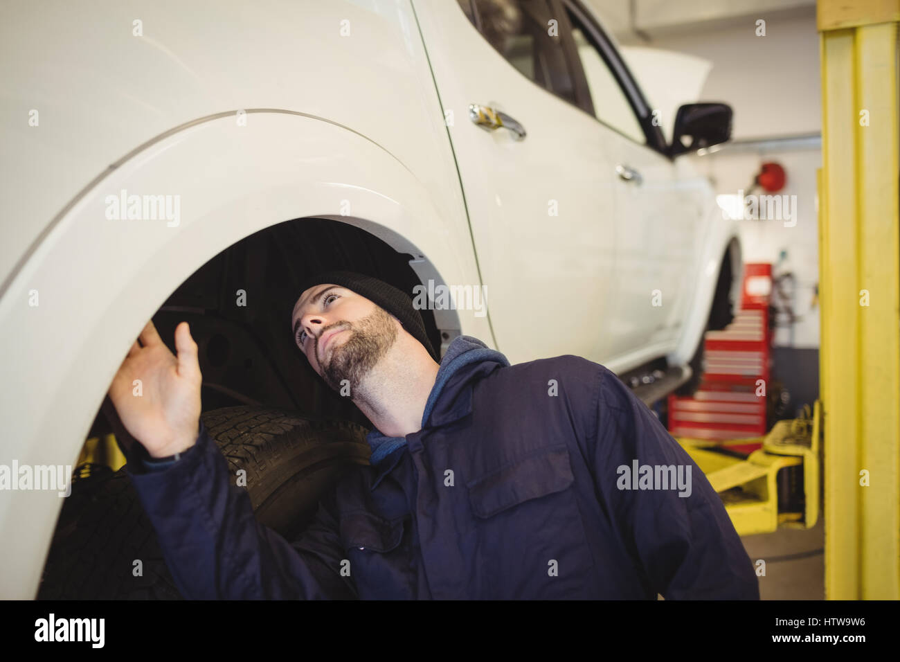 Mechaniker Prüfung eine Auto-Rad-Scheibenbremse Stockfoto