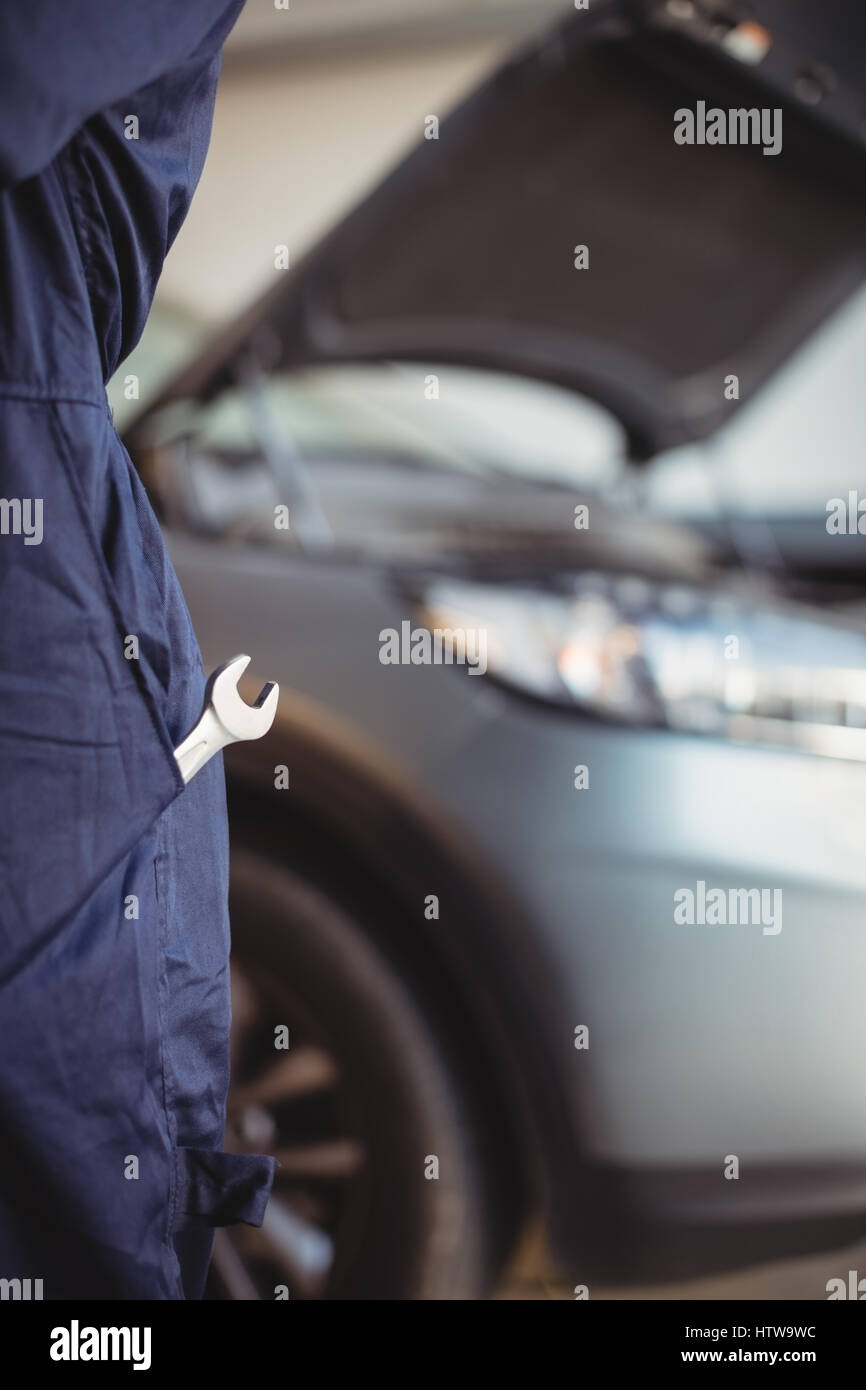 Mittleren Bereich der Mechaniker mit einem Schraubenschlüssel Werkzeug in Tasche Stockfoto