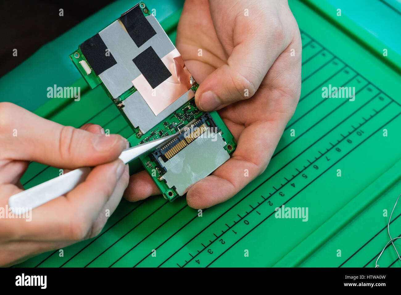 Handy Reparatur Mann Stockfoto