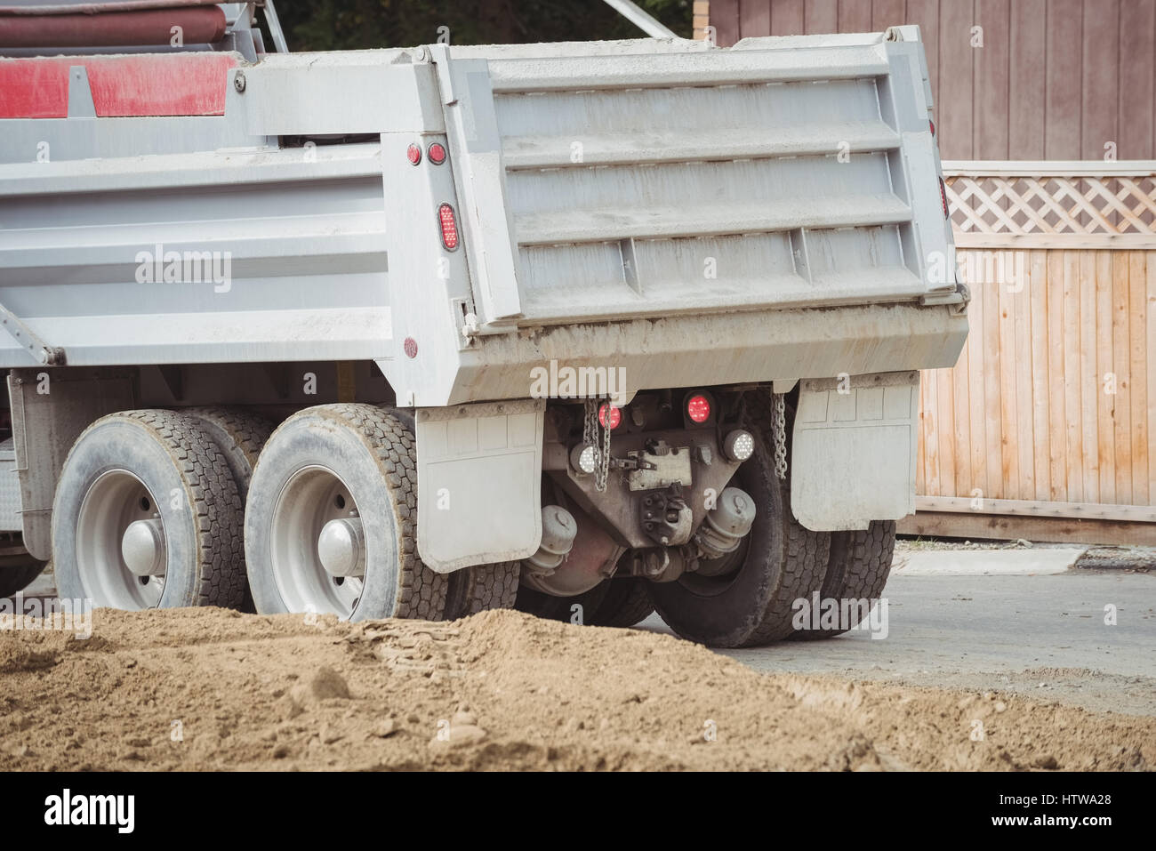 Muldenkipper auf Baustelle Stockfoto