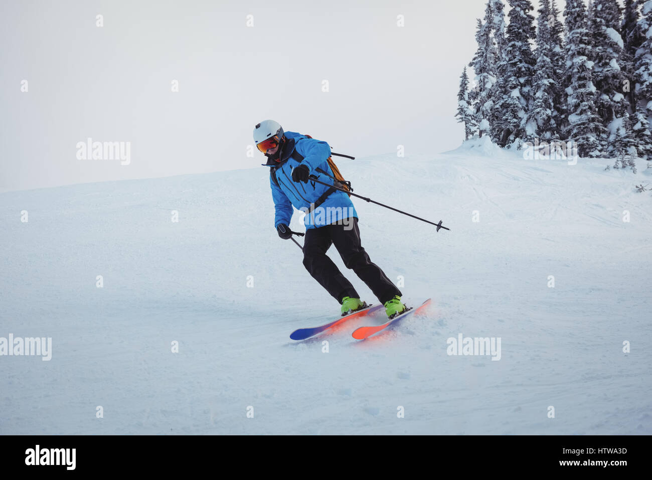 Skifahrer auf verschneiten Bergen Skifahren Stockfoto Skifahrer auf verschneiten Bergen Skifahren Stockfoto