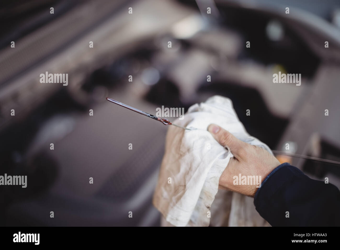 Hand der mechanische Wartung Auto mit einem Werkzeug Stockfoto
