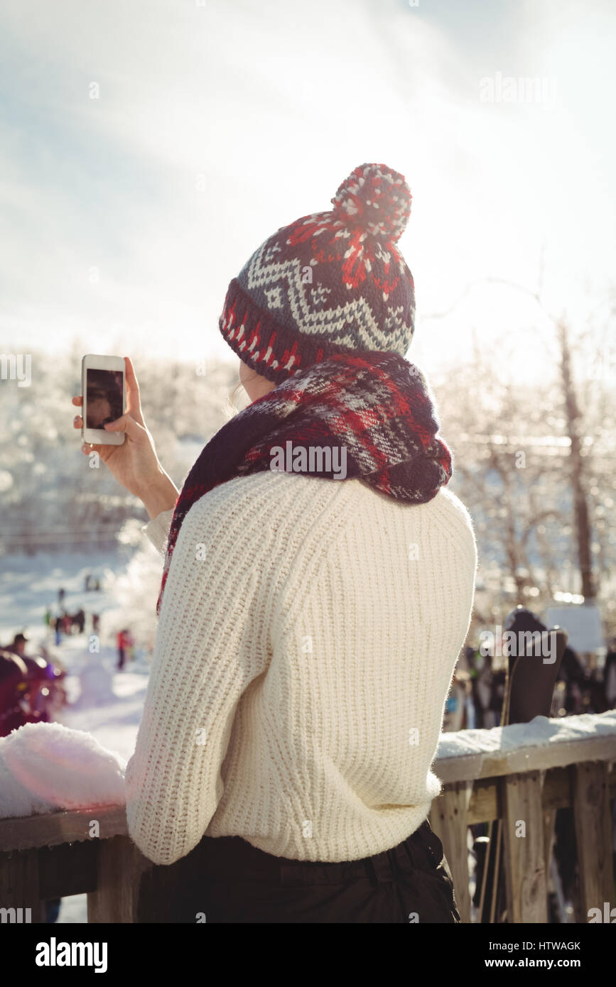 Frau mit dem Fotografieren mit Handy im Skigebiet Stockfoto