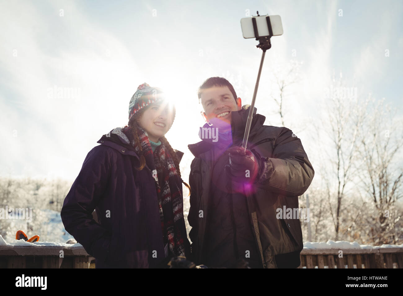 Hochzeitspaar Skifahrer ein Selbstporträt mit Selfie Stick klicken Stockfoto