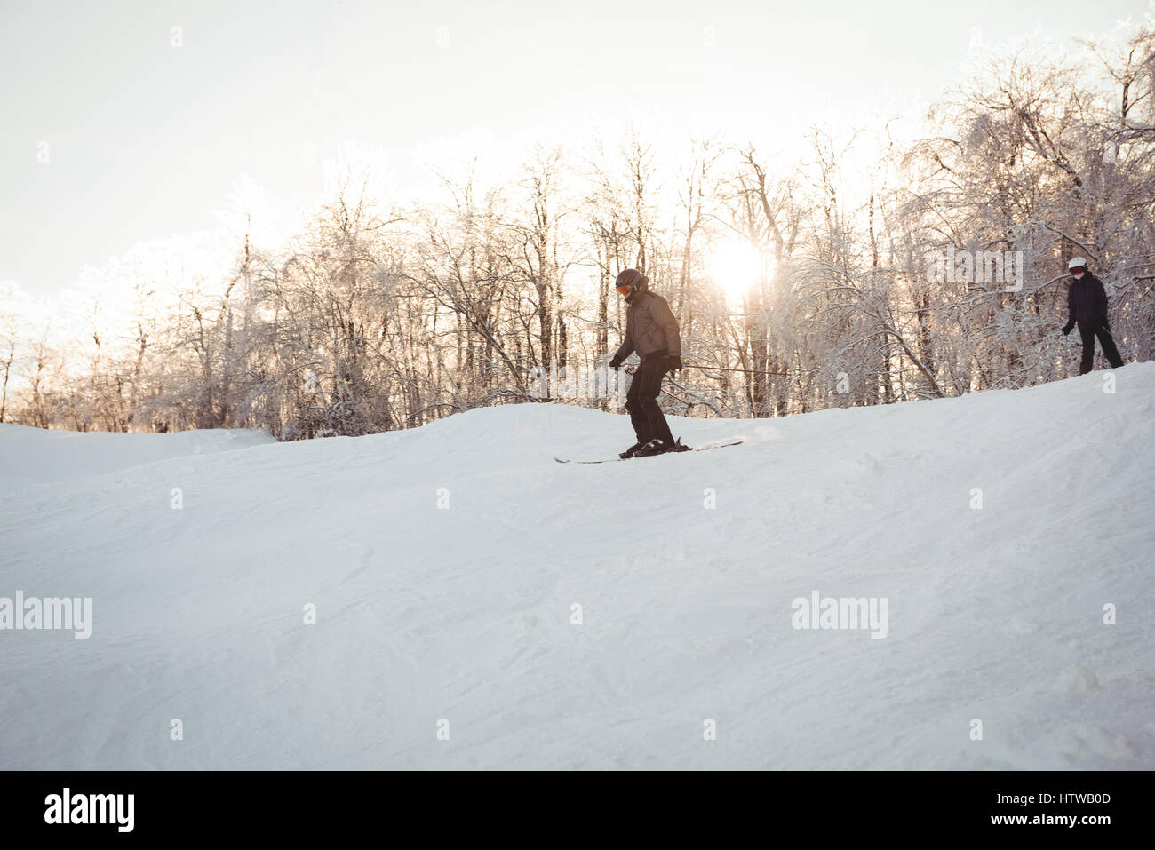 Zwei Skifahrer in verschneiten Alpen Ski Stockfoto