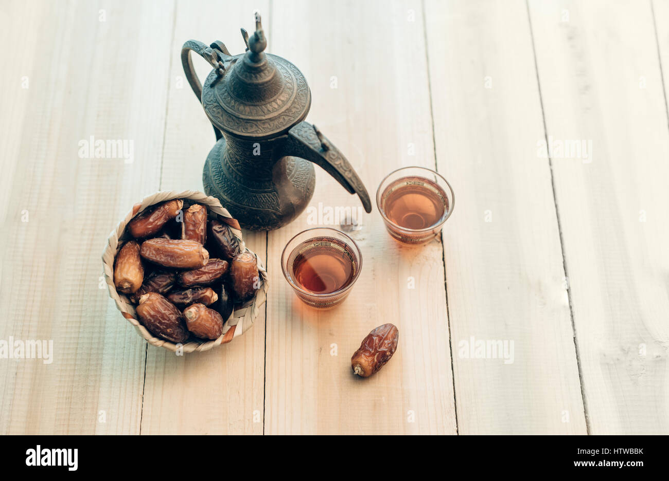 Schwarzer Tee serviert in einem arabischen traditionellen Cups mit süßen Termine. Im Nahen und Mittleren Osten Kaffee Ritual und Essen. Stockfoto