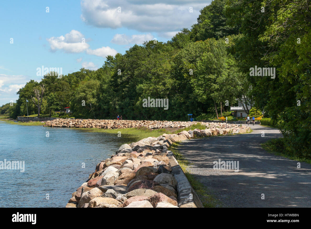 Rock Deckwerk durch die Rue Horatio Walker, Le Village de Sainte-Pétronille, Île d'Orléans, Quebec, Kanada Stockfoto