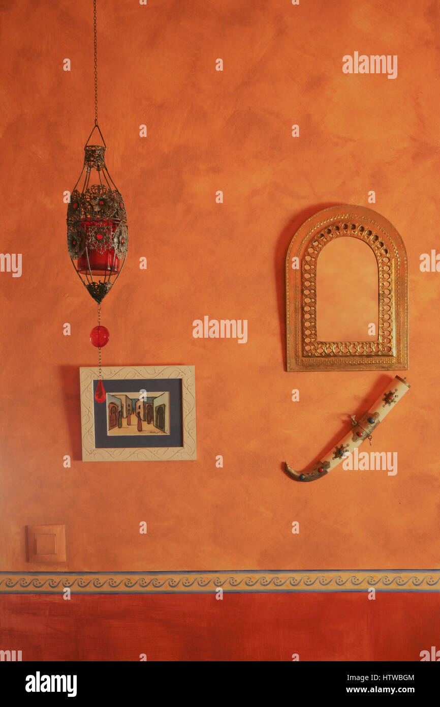 Antiker arabischer Spiegel und Dolch Dekoration eines Hauses in Andalusien Stockfoto