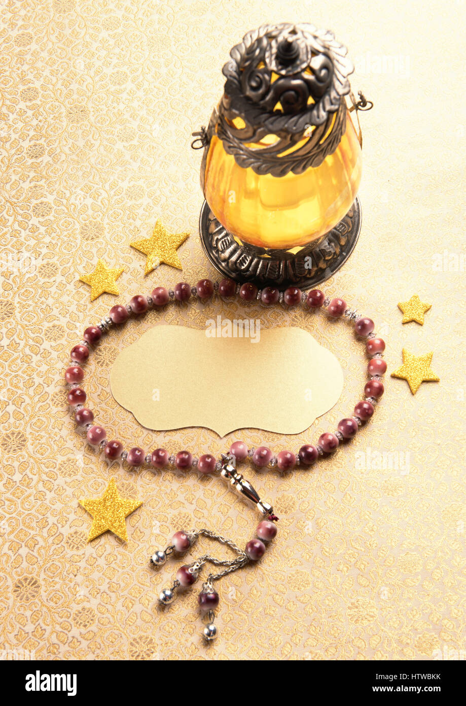 Islamische dekorative lanter und Gebet Perlen. Ramadan oder Eid festlichen Hintergrund und Elemente. Plakette für Islamische Festival mit leeren Platz für Text. Stockfoto