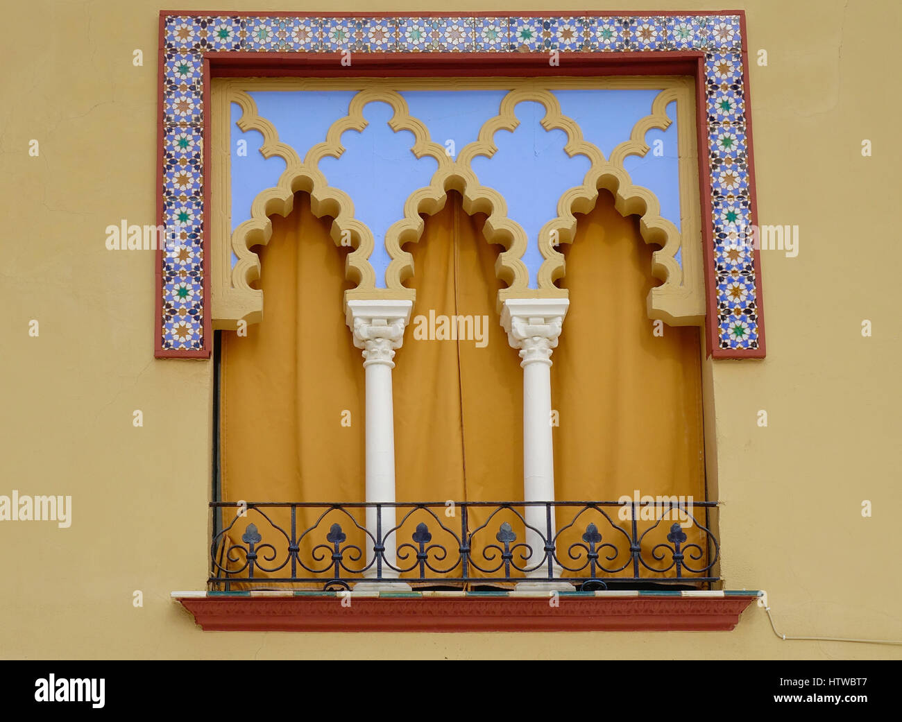 Typische arabische Windows in Andalusien Stockfoto