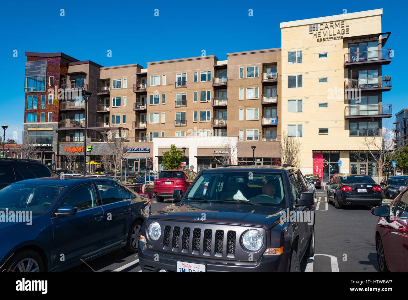Autos sind Parkplätze vor Carmel Village Apartments im Safeway-Supermarkt in San Antonio entfernt, einem beliebten Einkaufszentrum in das Silicon Valley Stadt Mountain View, Kalifornien, 25. Februar 2017. Die Ferienwohnungen werden oft von den Mitarbeitern der nahe gelegenen Technologieunternehmen wie Google Inc. vermietet. Stockfoto