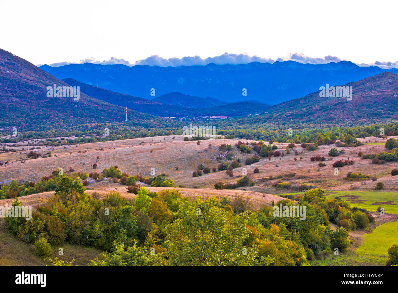 Herbstliche Landschaft der Region Lika und Velebit-Gebirges, Kroatien Stockfoto