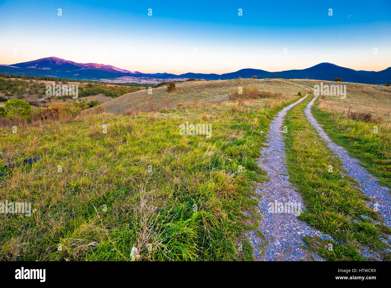 Landstraße in Lika Region Landschaft mit Blick auf die Berge Velebit Kroatien Stockfoto