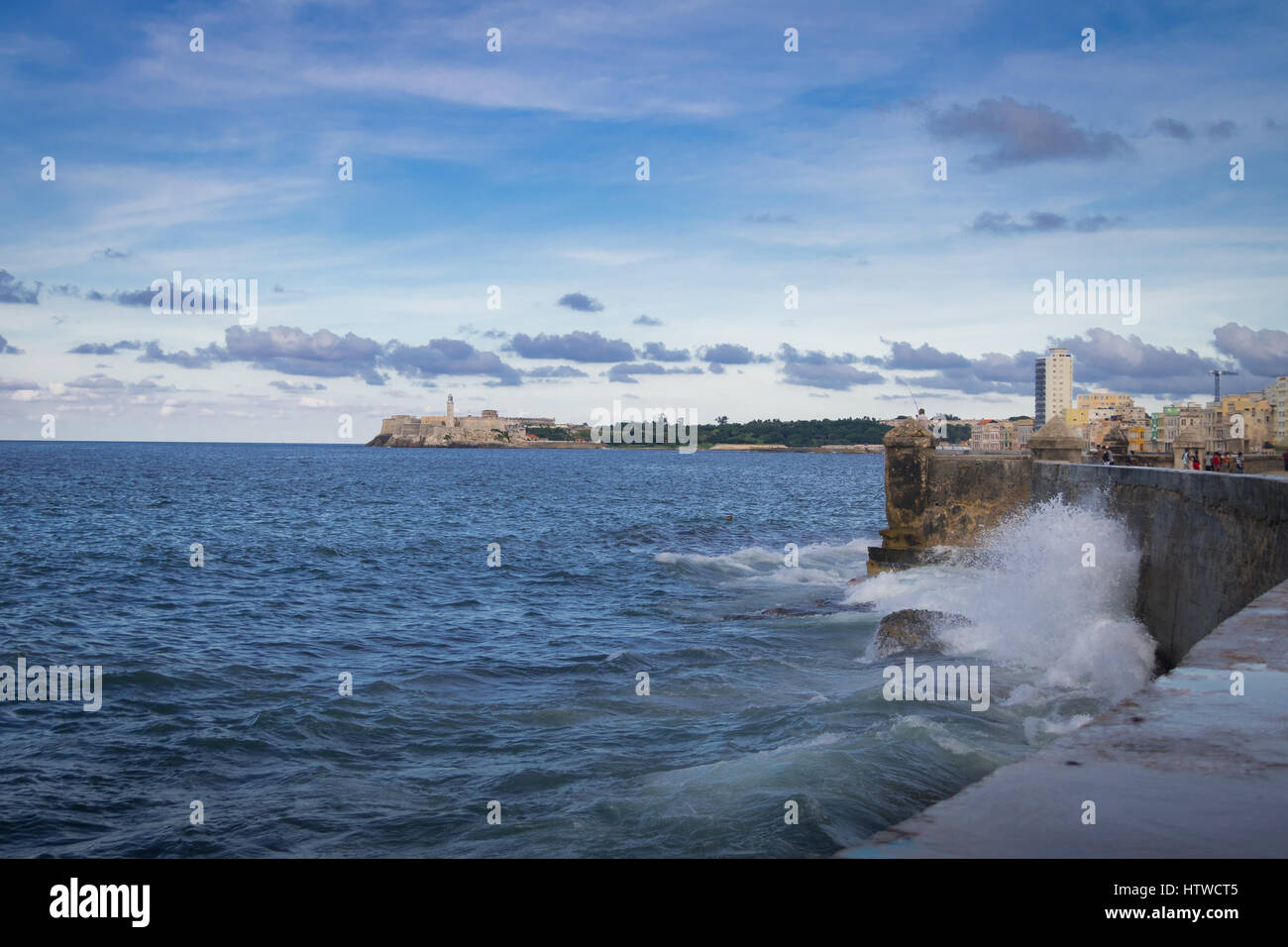 Wellen, die gegen die Wand des El Malecon - Havanna, Kuba Stockfoto