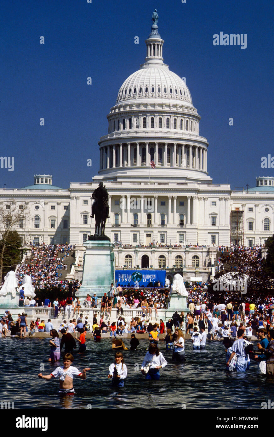 Die Earth Day-Rallye auf die Westfassade des US-Capitol die Menge von etwa 350.000 Menschen gefüllt das Capitol Komplex und 12 Blöcke, auf der national Mall Washington DC., 22. April 1990 erweitert. Stockfoto