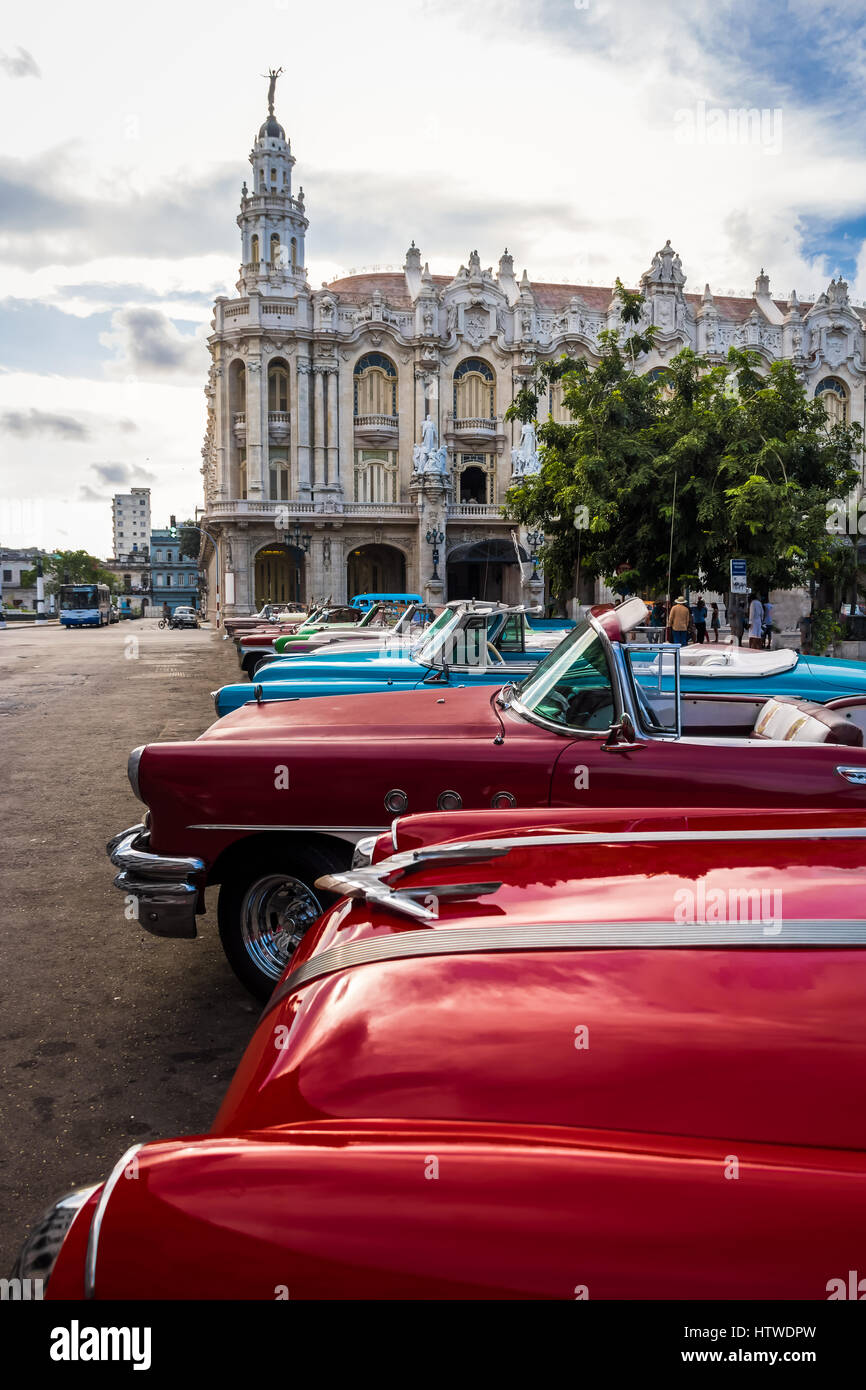 Kubanische bunte Oldtimer vor dem Gran Teatro - Havanna, Kuba Stockfoto