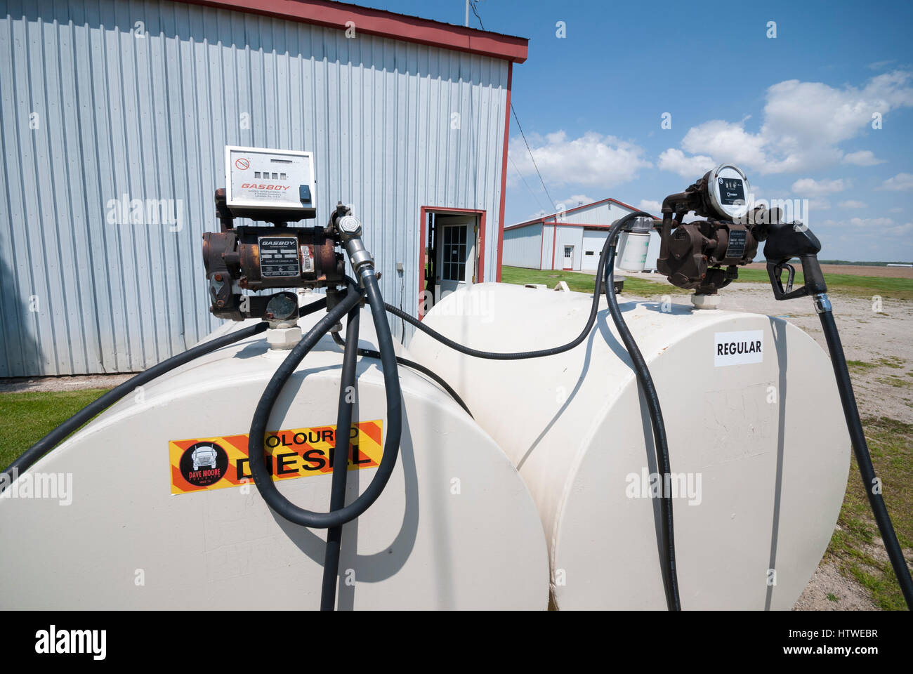 Gasboy Kraftstofftanks und Nebengebäuden auf einem Mais-Bauernhof im ländlichen südlichen Ontario Kanada. Stockfoto