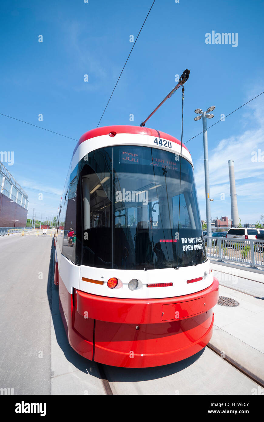 Eines der neuen Stadtbahn Straßenbahnen, die vor kurzem eingeführten Toronto Transit System, basierend auf der Bombardier FLEXITY 100 % Niederflur-Straßenbahnen Stockfoto