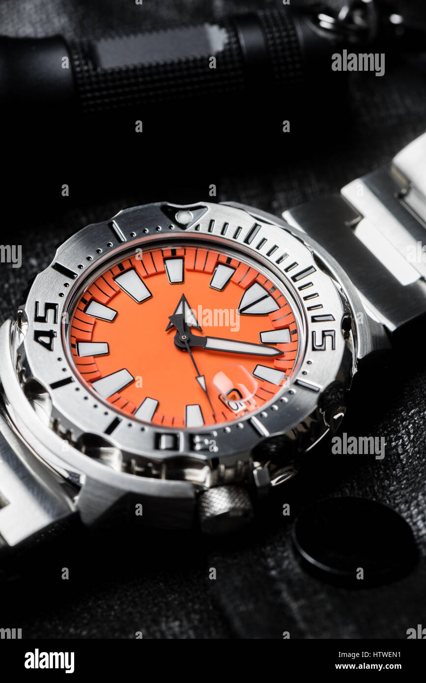 Closeup Armbanduhr für Taucher mit orange Zifferblatt Stockfoto