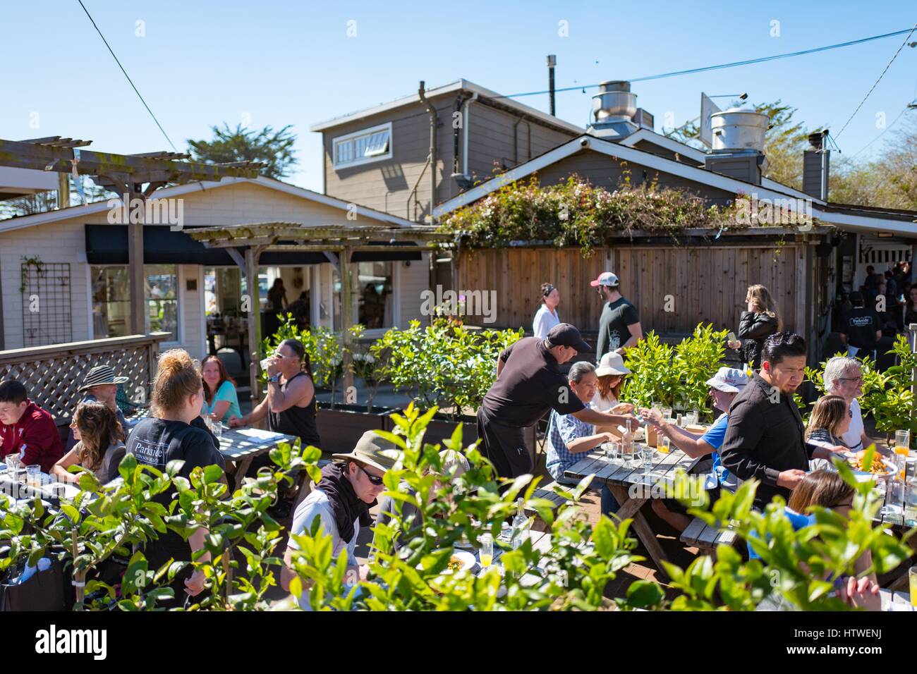 Speisen auf der Terrasse im Parkside Restaurant in Stinson Beach, Kalifornien, 12. März 2017. Das Gourmet-Restaurant ist ein beliebter Ort für die Besucher der entfernten Marin county Community. Stockfoto