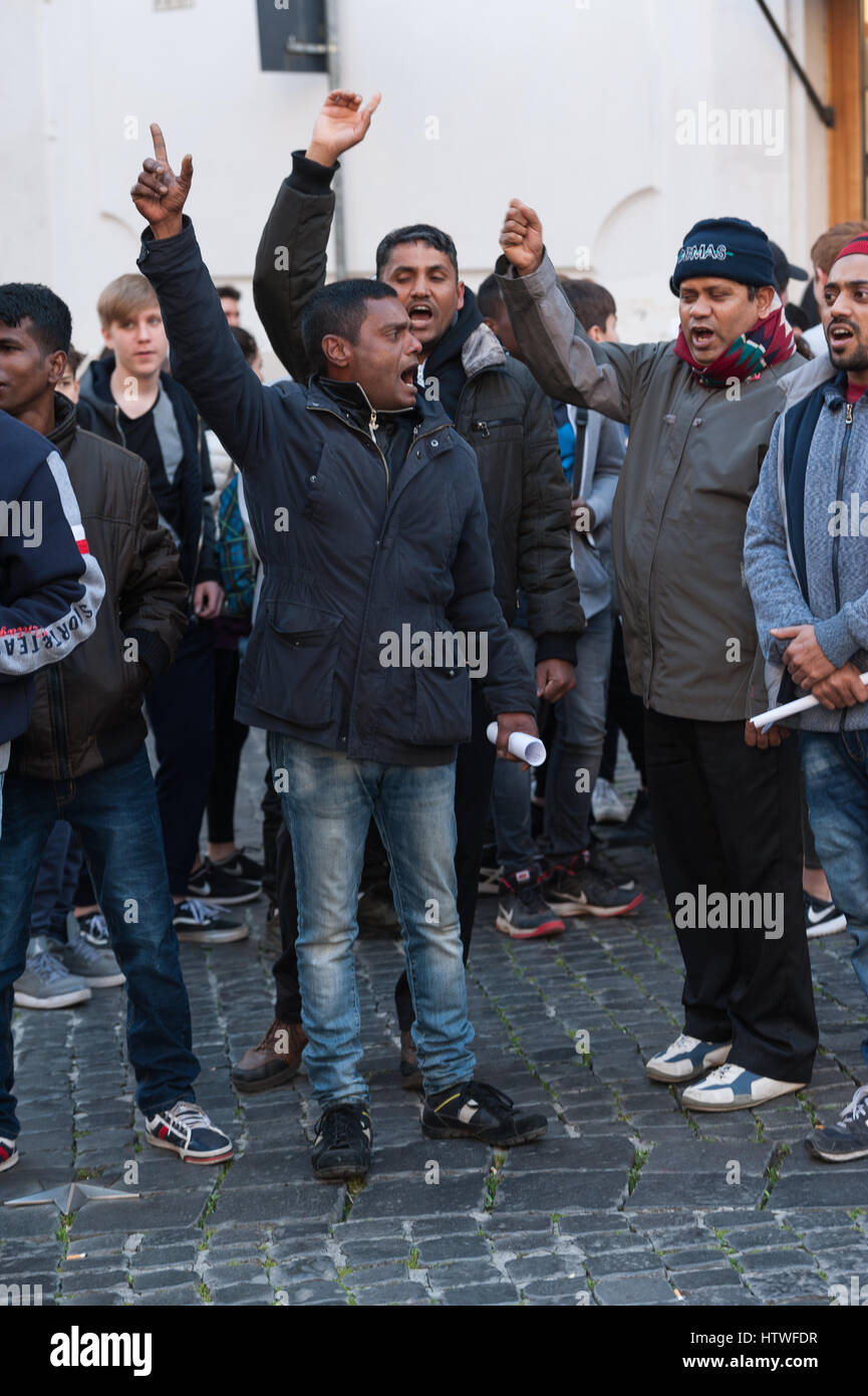 Rom, Italien. 14. März 2017. Eine große Gruppe von Migranten in Piazza Montecitorio eine Aufenthaltserlaubnis in kurzer Zeit und haben einen festen Job und eine Lebensform nachgewiesen. Bildnachweis: Leo Claudio De Petris/Pacific Press/Alamy Live-Nachrichten Stockfoto