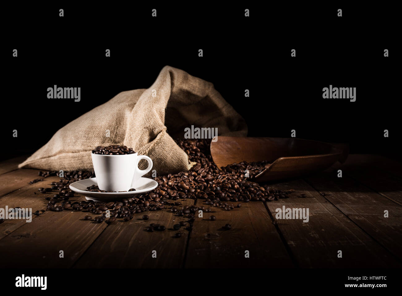 Hintergrund der Tasse Kaffee Bohnen Stockfoto