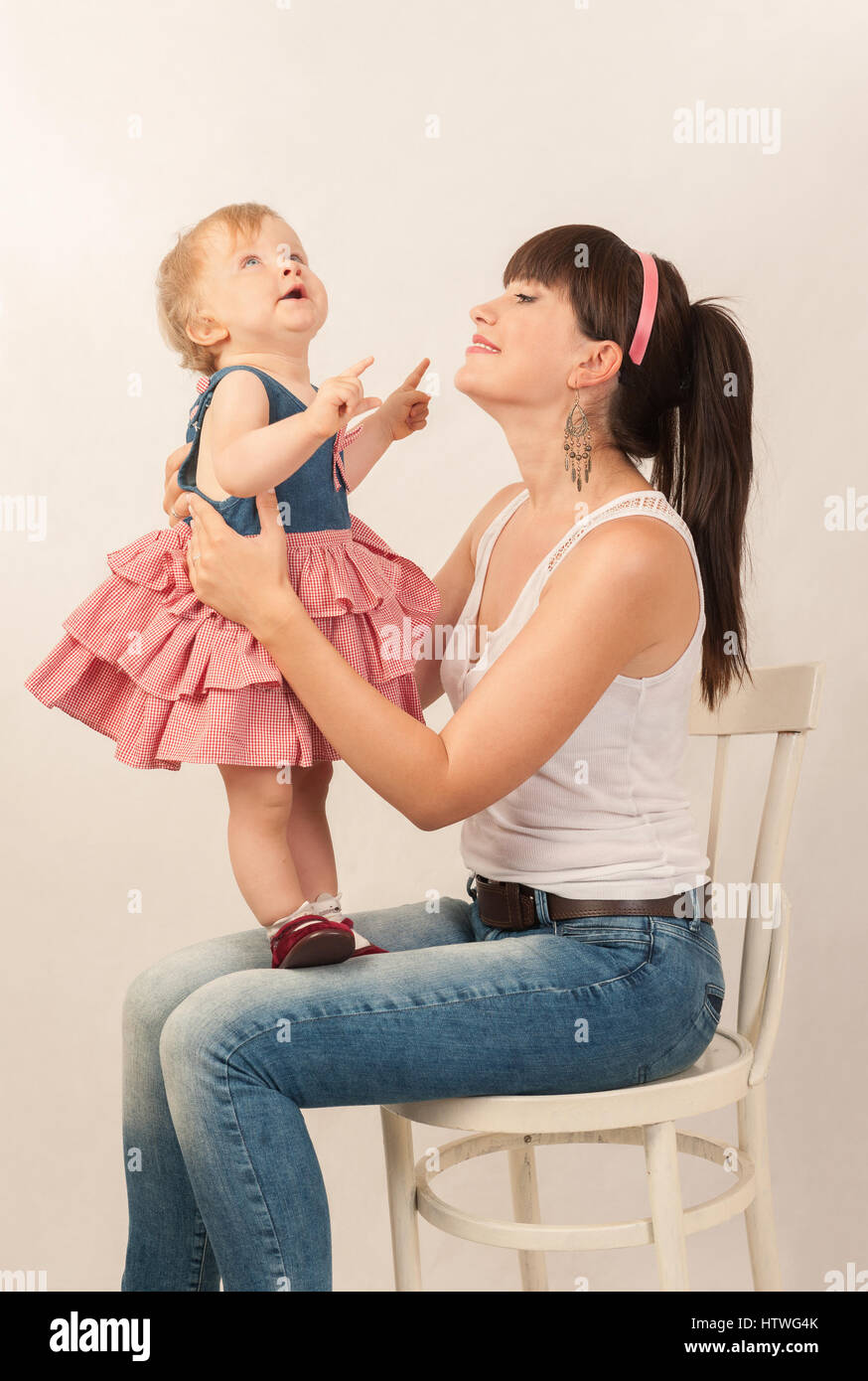 junge glückliche Mutter mit Tochter in Retro-Muskelaufbau Stockfoto