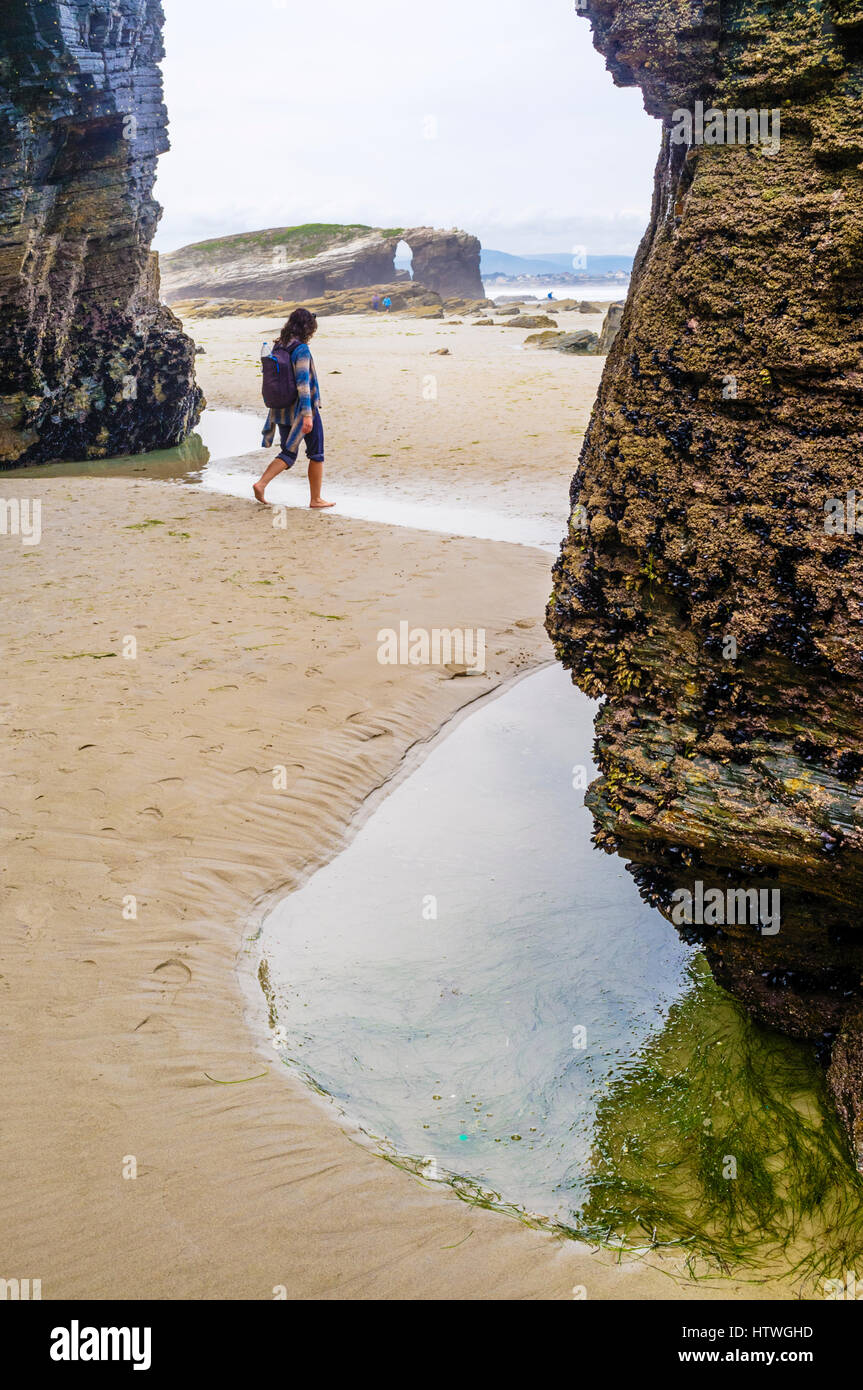 Weibliche Alleinreisende am Strand der Kathedralen Naturdenkmal in Ribadeo Gemeinde, Provinz Lugo, Galizien, Spanien, Europa Stockfoto