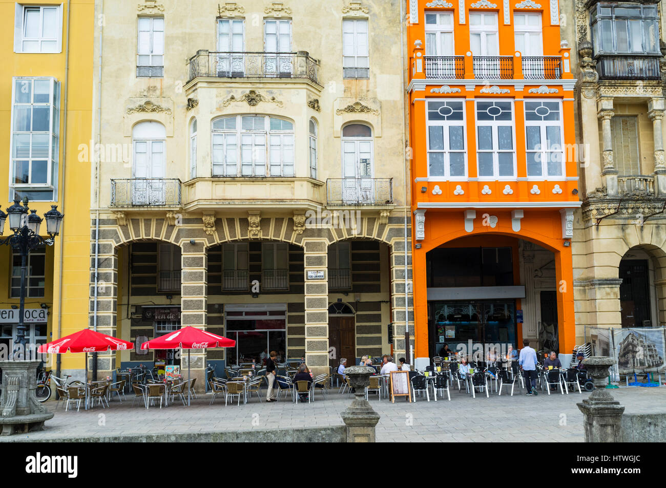Bunte Gebilde am Plaza de España quadratisch, Ribadeo, Lugo Provinz, Galizien, Spanien, Europa Stockfoto