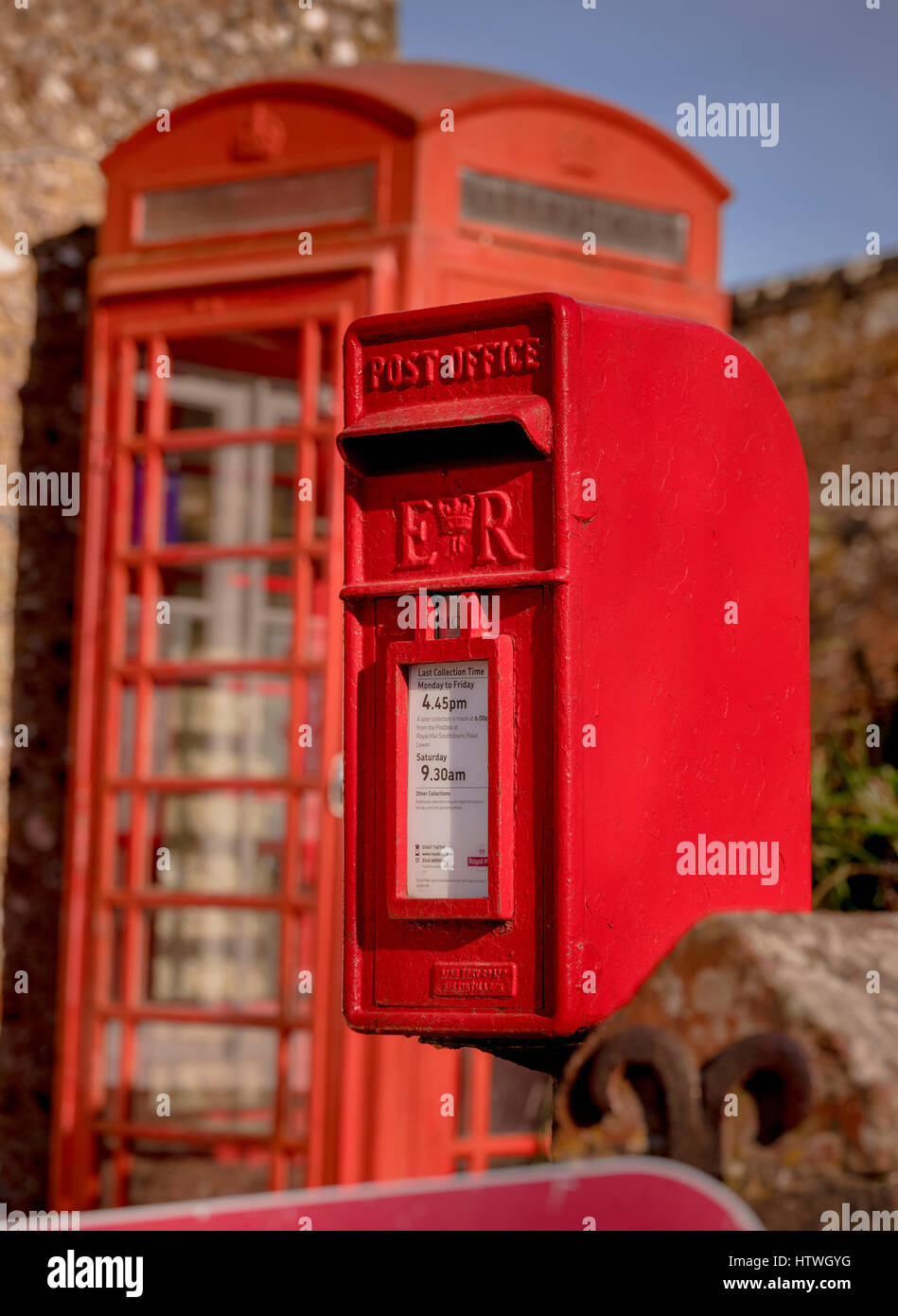 Einen roten Briefkasten und verblasste Telefonzelle außerhalb der Dorf-Läden in dem Dorf Firle in East Sussex in der Nähe von Lewes. Stockfoto