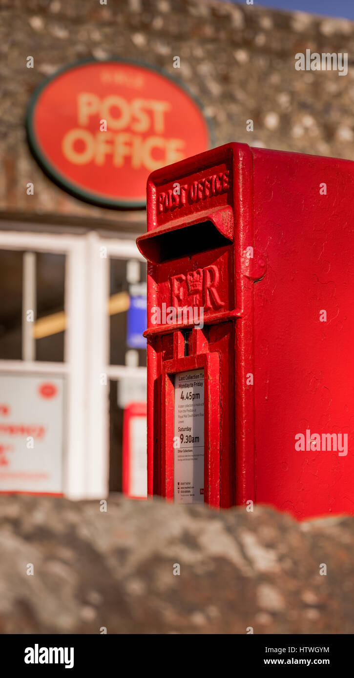 Einen roten Briefkasten und verblasste Telefonzelle außerhalb der Dorf-Läden in dem Dorf Firle in East Sussex in der Nähe von Lewes. Stockfoto
