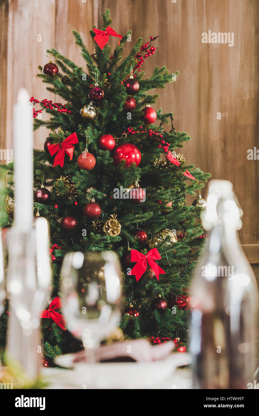 Schön dekorierten Weihnachtsbaum in der Nähe serviert Urlaub Tisch Stockfoto