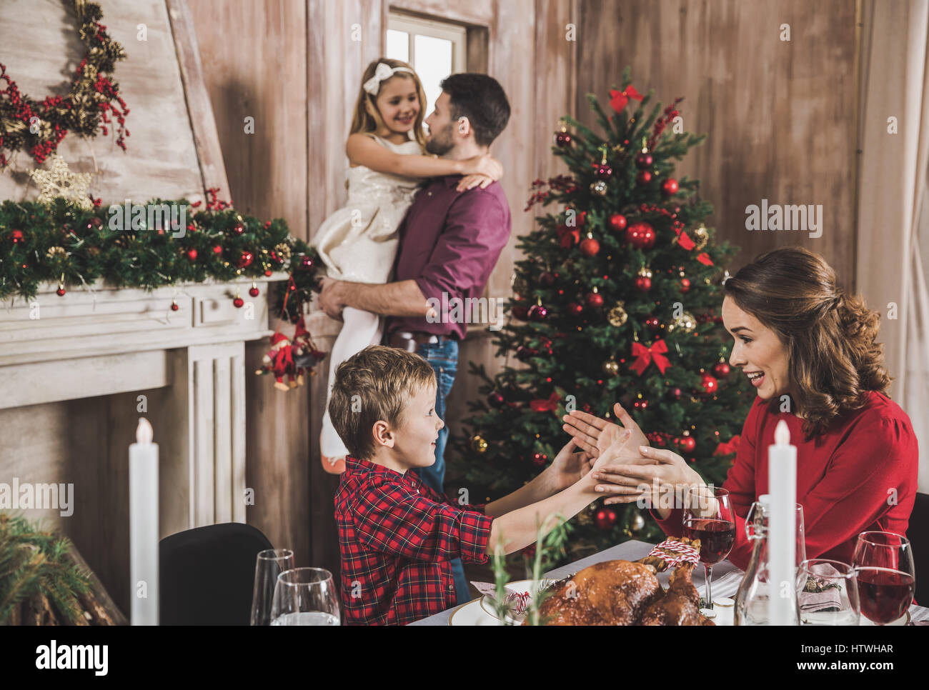 Glückliche Familie, die Spaß am Urlaub Tisch zur Weihnachtszeit Stockfoto